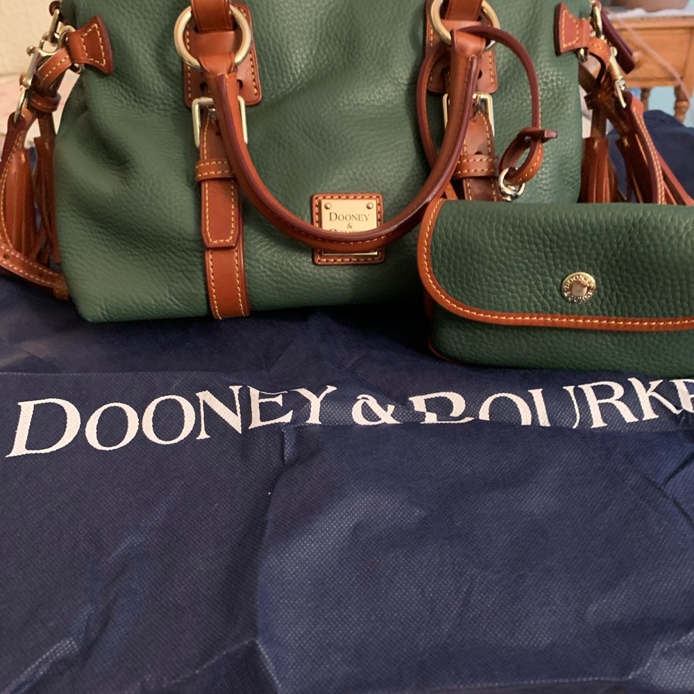 Like new!! Comes with wristlet!